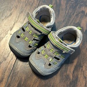 toddler unisex Stride rite shoes. Size 6 toddler